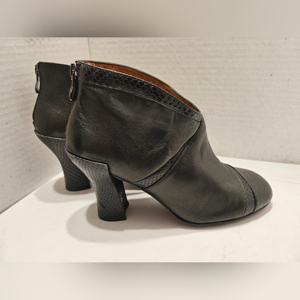 Umberto Raffini Signature Black Leather Ankle Boots.  Sz 38 EU (7.5-8 US).